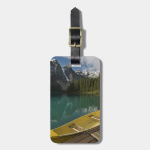 Etiqueta Para Maletas Canoe estacionado en un muelle a lo largo del lago