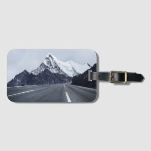 Etiqueta Para Maletas Carretera de asfalto delante de la montaña de la