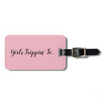 Chicas divertidos viajando a... Su destino y nombr