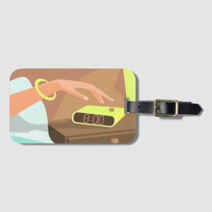 Etiqueta Para Maletas Chicas presionando con la mano el botón de sondeo