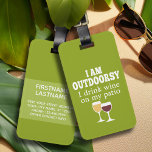 Etiqueta Para Maletas Cita de vino divertida - Bebo vino en mi patio<br><div class="desc">Un poco de humor para beber que puedes pasarle a tus amigas amantes del vino. Hacerles reír con este regalo humorístico de mordaza o elefante blanco. Estoy afuera - bebo vino en mi patio.</div>