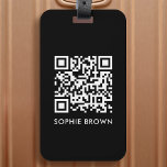 Etiqueta Para Maletas Código QR Negro Moderno estilo contacto virtual pe<br><div class="desc">Un diseño sencillo y elegante de etiquetas de código QR para el equipaje en una tipografía minimalista moderna sobre un sencillo fondo negro. El código QR y el nombre pueden ser fácilmente personalizados para hacer un diseño tan único como tú! El regalo o accesorio perfecto a medida para garantizar que...</div>