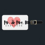 Etiqueta Para Maletas Corazón estampado Rústico Sr. y Sra. Monogram<br><div class="desc">Un corazón estampado, para ti y tu novia. Rústico, elegante, dulce. Esta etiqueta para el equipaje tiene fondo blanco, un corazón con forma de sello rosa y un texto de estilo muy bien escrito a mano. Es divertido y elegante al mismo tiempo, solo el maletero para dejar la maleta al...</div>