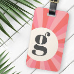 Etiqueta Para Maletas Crema rosa monogramo mínima retro de estallido sol<br><div class="desc">Etiqueta moderna y moderna para el equipaje con tu monograma inicial en gris oscuro sobre un círculo color crema sobre un fondo rosa retro de bronceado. En la parte posterior hay campos de plantilla de personalizable para su nombre e información de contacto. Todos los colores se pueden editar en la...</div>