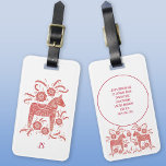 Etiqueta Para Maletas Dala sueca de arte folclórico rojo blanco<br><div class="desc">Un diseño tradicional sueco de Caballo de Dala en rojo y blanco. Cambie los datos de contacto de la parte posterior y cambie o quite las iniciales del monograma en la parte delantera. Arte original de Nic Squirrell.</div>