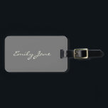 Etiqueta Para Maletas Destino de guión elegante Minimalista personalizad<br><div class="desc">Añade un toque de elegancia a cada viaje con esta etiqueta de equipaje personalizada, con un nombre personalizado en un guión blanco fluido sobre un fondo gris suave. Limpio, minimalista y sin esfuerzo, elegante, es perfecto para las lunas de miel, las damas de novias que se montan en chorro, o...</div>
