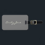 Etiqueta Para Maletas Destino de guión elegante Minimalista personalizad<br><div class="desc">Añade un toque de elegancia a cada viaje con esta etiqueta de equipaje personalizada, con un nombre personalizado en un guión blanco fluido sobre un fondo gris suave. Limpio, minimalista y sin esfuerzo, elegante, es perfecto para las lunas de miel, las damas de novias que se montan en chorro, o...</div>