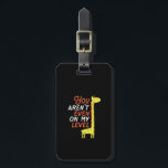 Etiqueta Para Maletas Divertido Personalizado de la jirafa que ni siquie<br><div class="desc">Ni siquiera estás a mi nivel. Graciosa y linda mercadería para los que aman a los animales, fanáticos del humor, chistes, puntas animales, sarcasmo y frase graciosa. Mantente alto y ten confianza como tu animal espiritual con esta mercadería de jirafa. Un gran regalo para los amantes de los animales, disfruten...</div>