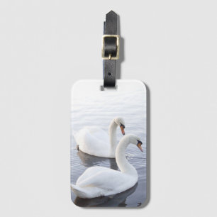 Etiqueta Para Maletas Dos cisnes nadando en un lago tranquilo