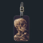 Etiqueta Para Maletas El esqueleto de Van Gogh con cigarrillo en llamas<br><div class="desc">El "Skull of a Skeleton with Burning Cigarette" de Van Gogh. 1885–86. Esta es una pieza temprana realizada como estudio en la Real Academia de Bellas Artes de Bélgica.</div>