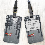 Etiqueta Para Maletas El Fox y el nombre personalizado del bosque<br><div class="desc">Un zorro rojo salvaje se encuentra entre los pinos de un bosque oscuro. Un paisaje pintado para los amantes de la fauna,  los animales y la naturaleza. Cambiar los detalles de contacto en la parte posterior.</div>