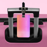 Etiqueta Para Maletas Elegante color rosa morado monogramado nombre lugg<br><div class="desc">Moderna y lujosa etiqueta de aspecto exclusivo para el equipaje sobre un fondo holográfico falso metálico de color púrpura rosa púrpura con forma de diamante geométrico monograma blanco. Personalízalo con tu nombre,  monograma y detalles en ambos lados!</div>