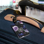 Etiqueta Para Maletas Elegante Floral Violeta Oscura | Monograma<br><div class="desc">La etiqueta de equipaje monogramado de moda presenta un elegante patrón floral de rosas malva pálida violeta y peonías azul índigo profundo sobre un fondo oscuro y dramático. Personalice su monograma inicial en el centro y añada su información de contacto a la parte posterior con letras de marfil en un...</div>