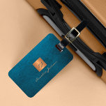 Etiqueta Para Maletas Elegante lujoso estilo de cuero azul dorado monogr<br><div class="desc">Etiqueta monogramada de lujo para el equipaje con un fondo de cuero azul marino y un falso cuadrado metálico de cobre dorado con nombre elegante de la firma del guión y iniciales del monograma. Es fácil personalizar la creación de su propio logotipo con sus iniciales y nombres personales o empresariales....</div>