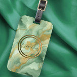 Etiqueta Para Maletas Elegante Mármol Verde con venas Purpurinas de oro<br><div class="desc">Este elegante portaequipajes presenta un suave patrón de mármol verde, adornado con brillantes venas de oro y delicados remolinos. Estos acentos lujosos crean una sensación de movimiento y opulencia, lo que lo convierte en un accesorio destacado para cualquier viajero. En el centro del diseño se encuentra un marco de círculo...</div>