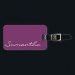 Etiqueta Para Maletas elegante moda simple moderna moda monograma púrpur<br><div class="desc">Este impresionante y sofisticado diseño presenta su nombre,  o cualquier texto personalizado,  en un gris de acero claro sobre un fondo morado sólido.</div>