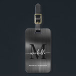 Etiqueta Para Maletas Elegante Monograma de Iniciales con Letra Script d<br><div class="desc">Etiqueta para equipaje personalizada con estilo moderno y elegante, con nombre inicial monograma en escritura, metal negro. Este diseño presenta un primer nombre en una bonita caligrafía con cola florida (o tipografía) con monograma inicial, nombre completo, información de dirección en fondo de lámina metálica negra. Estas son fáciles de personalizar....</div>