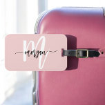 Etiqueta Para Maletas Elegante Monograma del viajero del mundo rosa<br><div class="desc">Viaje con estilo con la elegante etiqueta de equipaje Monograma del Viajero del Mundo Rosa. Este accesorio de moda es perfecto para añadir un toque personal a su equipaje, con un moderno diseño rosa con un monograma de personalizable. Diseñado a partir de materiales duraderos, esta etiqueta para el equipaje está...</div>