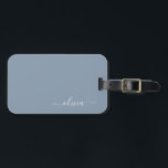 Etiqueta Para Maletas Elegante Monograma moderno Minimalista azul turbio<br><div class="desc">Presentamos nuestra Dusty Blue Minimalista Monogram Elegant Collection: Eleva tu estilo con sofisticación y encanto intemporal. Nuestra colección presenta diseños minimalistas en un suave y polvoriento matiz azul, realzados con elegantes monogramas adaptados a su gusto personal. Desde la papelería refinada hasta los accesorios versátiles, cada pieza de nuestra colección está...</div>