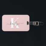Etiqueta Para Maletas Elegante Monograma Rubor con guión gris rosado<br><div class="desc">Esta sencilla y elegante etiqueta rosa para el equipaje con tu nombre en un estilo de letra de escritura de moda en gris y tu primera inicial en un tipo de letra moderno en blanco en un lado y una diapositiva en la tarjeta para tu nombre, dirección y número de...</div>