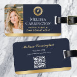 Etiqueta Para Maletas Elegante Notario Público Foto Oro Azul Oscuro<br><div class="desc">Muestra tu marca en viajes y eventos con esta elegante etiqueta para el equipaje. El diseño es elegante, con pluma de plumas y símbolo en forma de foca. Esta plantilla se personaliza con su foto de identificación, nombre, información de servicio, detalles de contacto y código QR. ¡Una buena manera de...</div>