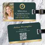 Etiqueta Para Maletas Elegante Notario Público Foto Oro Verde Oscuro<br><div class="desc">Muestra tu marca en viajes y eventos con esta elegante etiqueta para el equipaje. El diseño es elegante, con pluma de plumas y símbolo en forma de foca. Esta plantilla se personaliza con su foto de identificación, nombre, información de servicio, detalles de contacto y código QR. ¡Una buena manera de...</div>