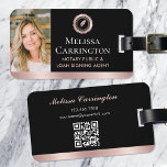Etiqueta Para Maletas Elegante Notario Público Foto Rosa Oro Rosa Negro<br><div class="desc">Muestra tu marca en viajes y eventos con esta elegante etiqueta para el equipaje. El diseño es elegante, con pluma de plumas y símbolo en forma de foca. Esta plantilla se personaliza con su foto de identificación, nombre, información de servicio, detalles de contacto y código QR. ¡Una buena manera de...</div>