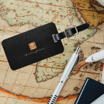 Etiqueta Para Maletas Elegante personalizado de guión de nombre de monog<br><div class="desc">Etiqueta monogramada de lujo para el equipaje con un fondo de cuero negro y un falso cuadrado metálico de cobre dorado con nombre elegante de la firma del guión y iniciales del monograma. Es fácil personalizar la creación de su propio logotipo con sus iniciales y nombres personales o empresariales. Puede...</div>