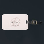 Etiqueta Para Maletas Elegante Rosa Monograma Viajes de recién casados<br><div class="desc">Elegante y delicado diseño con monograma familiar y nombres de la novia y del novio. Puede hacer un gran regalo económico para los recién casados.</div>