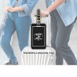 Etiqueta Para Maletas Elegante Sr. y Sra. Name Black Boda<br><div class="desc">Un señor blanco y negro simple pero elegante. y la Sra. Monogrammed Boda LUGGAGE TAG para la nueva vida y el nuevo nombre de la novia y Groom. Personalizar con el apellido y el inicial del recién casado. ¡Anuncien su condición de recién casados al mundo!</div>
