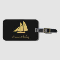 Elegante yate de vela dorado