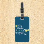 Etiqueta Para Maletas Esta señorita necesita una Margarita<br><div class="desc">Este diseño fue creado a través del arte digital, y puede ser personalizado eligiendo la opción más personalizar. Contáctame en colorflowcreations@gmail.com si quieres tener este diseño en otro producto. Compra mi pintura de acrílico abstracta original a la venta en www.etsy.com/shop/colorflowart. Ver más de mis creaciones o seguirme en www.facebook.com/colorflowcreations, www.instagram.com/colorflowcreations,...</div>