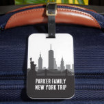 Etiqueta Para Maletas Estatua de la libertad en el viaje personalizado d<br><div class="desc">Personalizar estas etiquetas de equipaje de vacaciones de la ciudad de Nueva York en moda para tu viaje familiar a la manzana grande. Cuenta con un fantástico dibujo en blanco y negro del horizonte de Manhattan y de la Estatua de la Libertad sobre su texto personalizado. Rascacielos Guay de recuerdo...</div>