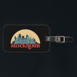 Etiqueta Para Maletas Estocolmo Suecia Cielos Skyline Retro Cityscape Ar<br><div class="desc">Diseño de ciudad de estilo vintage y retro con un hermoso paisaje, atracción turística y arte de paisajes urbanos. rascacielos Guay y artículos de ilustracion de silueta de construcción para turistas y viajeros. Perfecto como recuerdo para volver a casa cuando estés de viaje. Guarde la memoria de sus viajes y...</div>