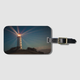 Etiqueta Para Maletas Faro en una colina que brilla en la noche