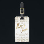 Etiqueta Para Maletas Faux Gold Mr. y Sra. Monogram Boda<br><div class="desc">Este elegante y bonito, falso Relieve metalizado de oro, la etiqueta personalizada "Mr. and Mrs." es perfecta para un recuerdo o un recuerdo. Recuerde su día especial con esta etiqueta para el equipaje de personalizado. De hecho, tómalo en tu escapada de luna de miel para celebrar tu unión. ¡Sólo cambia...</div>