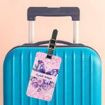 Etiqueta Para Maletas Flores moradas rosadas de mariposa<br><div class="desc">Un fondo de color rosa pálido decorado con una mariposa violeta,  flores rosas y violetas,  confetti rosa. Personalice y agregue su nombre y detalles de contacto.</div>