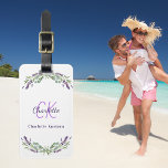 Etiqueta Para Maletas Flores violeta de lavanda monograma nombre blanco<br><div class="desc">Un fondo blanco,  decorado con flores de lavanda y vegetación de eucalipto. Personalice y agregue un nombre y iniciales de monograma. El nombre está escrito con una escritura de estilo con letras a mano moderna.</div>