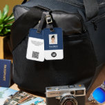Etiqueta Para Maletas Foto de identificación de empleado, código Qr, log<br><div class="desc">Personalice fácilmente esta etiqueta de equipaje de nombre de empleado del Personalizado con foto, escanear código Qr y el logotipo comercial. Un sencillo diseño de negocio en colores azul marino y blanco personalizable completamente en tamaño frontal y posterior, sans-serif fuentes básicas y modernas y un aspecto profesional y claro. Perfecto...</div>