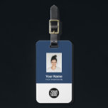 Etiqueta Para Maletas Foto Empresarial, Código de barras, logotipo, nomb<br><div class="desc">Personalice fácilmente esta etiqueta de equipaje de nombre de empleado del Personalizado con foto, código de barras de escaneo y logotipo comercial. Un sencillo diseño de negocio en colores azul marino y blanco personalizable completamente en tamaño frontal y posterior, sans-serif fuentes básicas y modernas y un aspecto profesional y claro....</div>