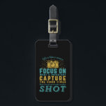 Etiqueta Para Maletas Fotografía motivacional Cita La Vida Es Como Una C<br><div class="desc">La vida es como una cámara. Centrarse en lo importante. Captura los buenos tiempos. Diseño de citas inspiradoras y motivacionales para fotógrafos. Guay dice y mercadería de tipografía de eslogan para los que les gusta tomar fotos, miembro del club de fotografía. Diseño vintage y angustiado para fotógrafos aficionados o profesionales...</div>