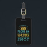 Etiqueta Para Maletas Fotografía motivacional Cita La Vida Es Como Una C<br><div class="desc">La vida es como una cámara. Centrarse en lo importante. Captura los buenos tiempos. Diseño de citas inspiradoras y motivacionales para fotógrafos. Guay dice y mercadería de tipografía de eslogan para los que les gusta tomar fotos, miembro del club de fotografía. Diseño vintage y angustiado para fotógrafos aficionados o profesionales...</div>