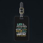 Etiqueta Para Maletas Fotógrafo de citas de vida de fotografía inspirado<br><div class="desc">La vida es como la fotografía. Centrarse en lo que es importante y capturar los buenos tiempos. Diseño de citas inspiradoras y motivacionales para fotógrafos. Mercadería de tipografía retro vintage de Guay para los que les gusta tomar fotos, miembro del club de fotografía. Perfecto para fotógrafos aficionados o profesionales que...</div>