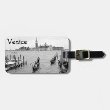 Góndola en blanco y negro en la ciudad de Venecia