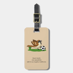 Etiqueta Para Maletas Gorrión de dibujos animados lindos jugando fútbol 