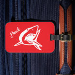 Etiqueta Para Maletas Gran logotipo de tiburón blanco para viajes rojos<br><div class="desc">Gran logotipo de tiburón blanco personalizado de viaje rojo etiqueta de equipaje. Etiqueta de equipaje de diseño de pescado marino para bolsas y maletas. Los colores se pueden cambiar.</div>