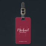 Etiqueta Para Maletas Groomsmen personalizado de escritura moderna<br><div class="desc">Añada un toque personal a su boda con la etiqueta de equipaje personalizada para los padrinos. Esta etiqueta de equipaje presenta el nombre personalizado de los groomsmen con estilo de letra de escritura blanco moderno y monograma con estilo de letra de escritura rojo burdeos claro estilo de escritura moderno como...</div>