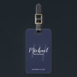 Etiqueta Para Maletas Groomsmen personalizado de escritura moderna de la<br><div class="desc">Añada un toque personal a su boda con la etiqueta de equipaje personalizada para los padrinos. Esta etiqueta de equipaje presenta el nombre de los groomsmen personalizados en estilo de letra de escritura blanco moderno y monograma en estilo de letra de escritura azul marino claro estilo moderno estilo de letra...</div>