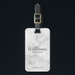 Etiqueta Para Maletas Groomsmen personalizado de escritura moderna de má<br><div class="desc">Etiqueta de equipaje de Groomsmen personalizado con guión moderno con el nombre personalizado del groomsman en estilo de letra de escritura moderno gris con título y fecha boda en estilo de letra sans serif moderno sobre fondo de mármol blanco. También perfecto para la empleada de honor, la niña flor, la...</div>