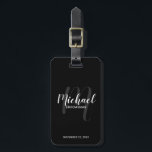 Etiqueta Para Maletas Groomsmen personalizado de escritura moderna negra<br><div class="desc">Añada un toque personal a su boda con la etiqueta de equipaje personalizada para los padrinos. Esta etiqueta portaequipajes muestra el nombre de los groomsmen personalizado en estilo de letra de escritura blanco moderno y monograma en estilo de letra de escritura gris moderno como fondo con título y fecha boda...</div>